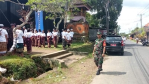Sinergi Babinsa dan Pecalang Jaga Ketertiban Penilaian Ogoh-ogoh di Desa Keliki