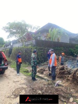 Semangat Gotong Royong Di Timuhun, TNI Polri Bersama BPBD Dan Warga Menyatu Evakuasi Pohon Bambu Roboh Yang Tutup Saluran Sungai