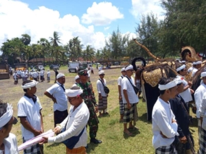 Pengamanan Babinsa dan Pecalang Warnai Prosesi Melasti Krama Sebali di Pantai Masceti