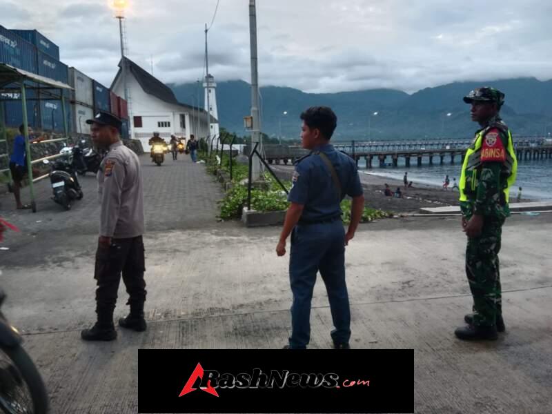 Babinsa Laksanakan Komsos dan Pamwil Saat Kedatangan KM Darma Rucitra VIII di Pelabuhan IPPI
