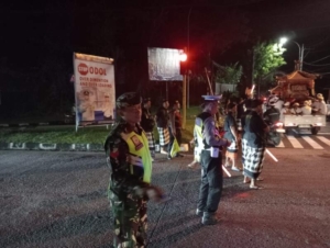 Dari Desa ke Segara, Babinsa Pastikan Prosesi Melasti di Pantai Purnama Aman dan Lancar