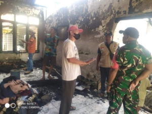 Babinsa Sertu Suratman Hadir di Tengah Warga, Dampingi Penyaluran Bantuan Kebakaran