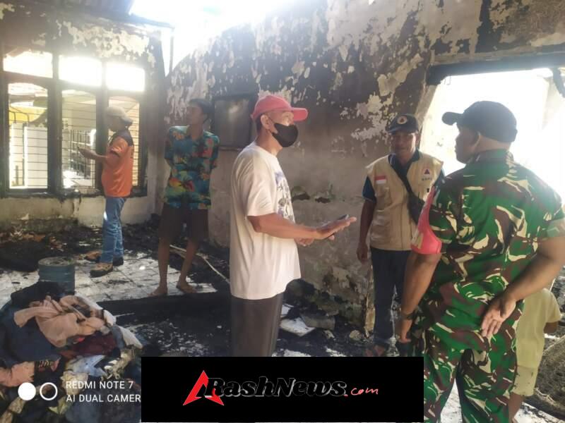 Babinsa Sertu Suratman Hadir di Tengah Warga, Dampingi Penyaluran Bantuan Kebakaran