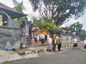Dari Awal Hingga Akhir, Babinsa Kawal Ketat Prosesi Melasti di Pura Yeh Anakan Desa Jinengdalem”