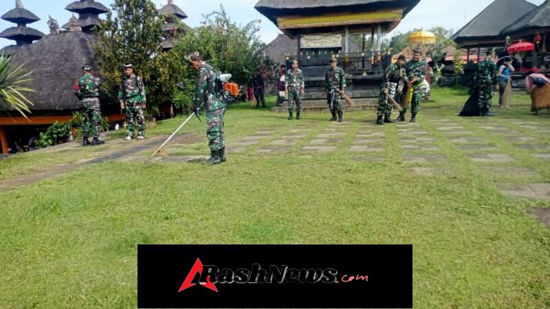 Jaga kebersihan dan kelestarian, Anggota Kodim 1623/Karangasem melaksanakan ngayah pembersihan di Pura Agung Besakih.
