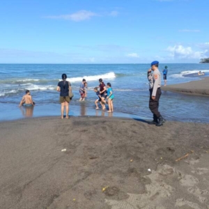 Satpolair Polres Badung Pantau Masyarakat saat Long Weekend di Pantai Petitenget