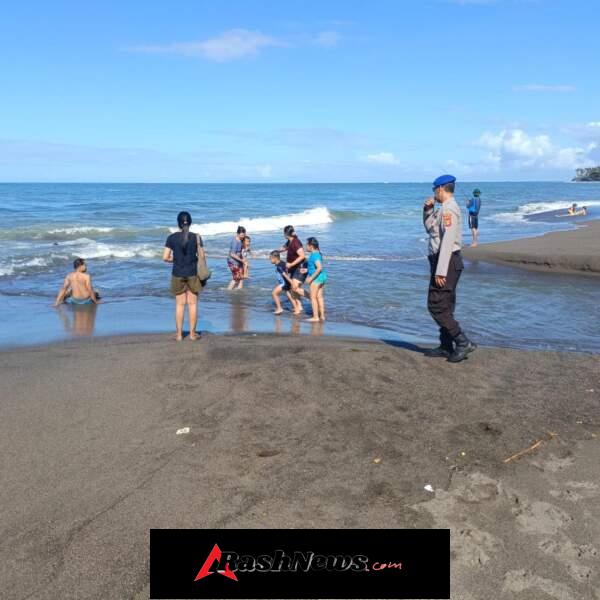 Satpolair Polres Badung Pantau Masyarakat saat Long Weekend di Pantai Petitenget