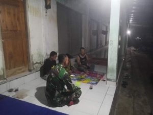 Ciptakan Rasa Aman, Babinsa TNI Ingatkan Warga Jaga Ketertiban Saat Patroli Malam