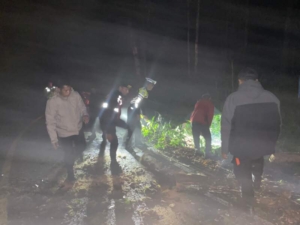 RESPONS CEPAT PERSONEL POS PAM PENELOKAN OPS KETUPAT AGUNG 2026 ATASI POHON TUMBANG DI JALUR SUTER–PENELOKAN