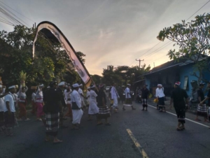Tunaikan Tugas Perkokoh Sinergi, Babinsa Pikat Amankan Upacara Melasti