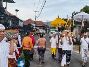Sinergi Babinsa dan Aparat, Melasti di Buleleng Berlangsung Khidmat Tanpa Gangguan