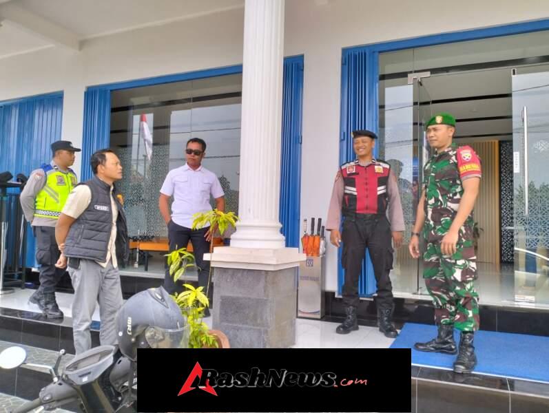 Anggota Koramil 1623-03/Rendang Tingkatkan Keamanan Wilayah Melalui Patroli Gabungan