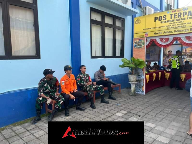 H + 4 Lebaran, Danramil Nusa Penida Tetap Siagakan Anggota Di Posko Terpadu Angkutan Laut Di Pelabuhan Banjar Nyuh