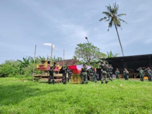 Tembakan Salvo Warnai Upacara Perabuan Militer Almarhum nPeltu ( Purn ) Ketut Nusa