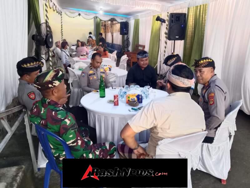 Jaga Komunikasi Sosial, Babinsa Koramil Busungbiu Sambangi Acara Hajatan Warga Desa Telaga