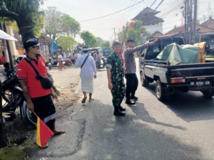 TNI Hadir di Tengah Tradisi, Koramil 1616-01/Gianyar Dukung Pengamanan Pujawali Desa Adat Samplangan