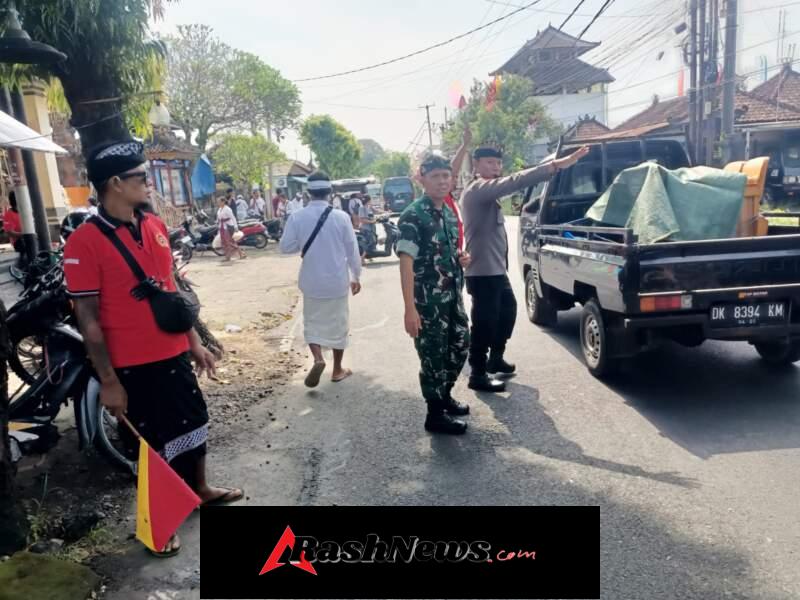 TNI Hadir di Tengah Tradisi, Koramil 1616-01/Gianyar Dukung Pengamanan Pujawali Desa Adat Samplangan