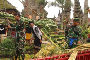 Ngayah di Pura Ulun Danu Batur, Personel Kodim Tabanan Perkuat Sinergi TNI dan Rakyat