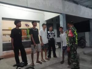 ‎Langkah Nyata di Malam Hari, Koramil Moyo Hilir Perkuat Keamanan Bersama Warga