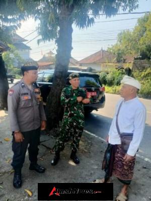 Babinsa Samplangan Hadir Jaga Kondusivitas saat Wakil Bupati Tatap Muka dengan Prajuru Adat