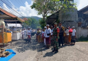 Babinsa 1623-05/Manggis Laksanakan Pengamanan Upacara Melasti di Pura Dukuh Sari