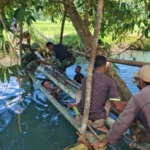 TNI dan Masyarakat Bersinergi Bangun Akses Jembatan di Sumba Tengah