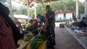 Ciptakan Situasi Aman, Babinsa Desa Nggongi Laksanakan Pemantauan Pasar