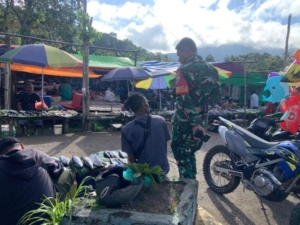 Pemantauan Intensif dan Pengamanan Pasar Boru, Babinsa Ciptakan Situasi Aman