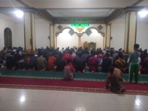 Wujud Kepedulian di Bulan Suci, Koramil 1612-01/Ruteng Amankan Masjid Jihadul Ukhro