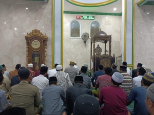 Sholat Tarawih Bersama Muspika dan Warga Desa Tumpu Berlangsung Aman