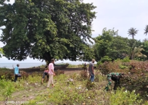 Babinsa Koramil 1614-04/Kilo Gotong Royong Siapkan Lokasi Penjemuran Jagung