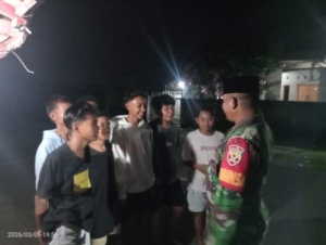 Babinsa Desa Matua Gelar Ronda Malam, Ajak Remaja Jauhi Miras dan Narkoba
