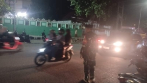 Babinsa Koramil 1614-01 Dompu Amankan Sholat Tarawih di Masjid Agung Baiturrahman Karijawa