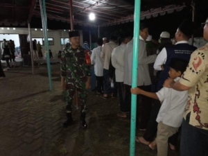 Babinsa Koramil 1628-02/Sekongkang Patroli Malam, Jaga Kondusifitas  Ramadan di Sekongkang