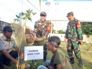 Gubernur NTB Tanam Pohon Simbolis di Halaman Kantor Desa Talabiu