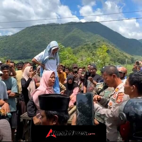 Babinsa Bersama Polsek Lakukan Negosiasi Buka Jalan Lintas Tente-Pardo