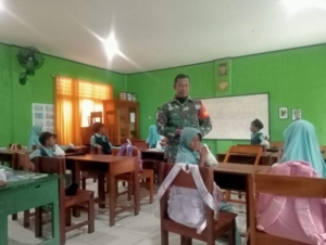 Sertu Ismail Kawal Kegiatan Makan Bergizi Gratis bagi Siswa SDN 1 Jereweh