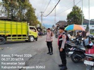 Polsek Selat Gelar Pengaturan Lalu Lintas di Depan Pasar untuk Jaga Kelancaran