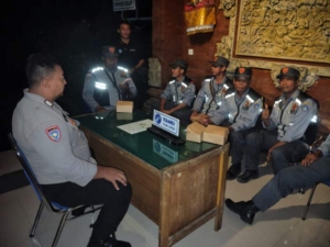 Lewat Jumat Curhat, Polsek Abiansemal Ajak Linmas Aktif Jaga Keamanan Desa