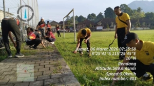 Personil Polsek Rendang Melaksanakan  Kegiatan Gotong Royong Di Desa Rendang