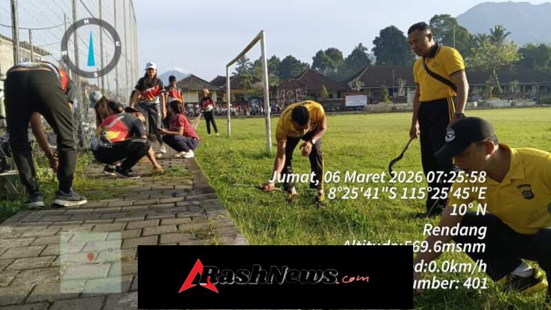 Personil Polsek Rendang Melaksanakan Kegiatan Gotong Royong Di Desa Rendang