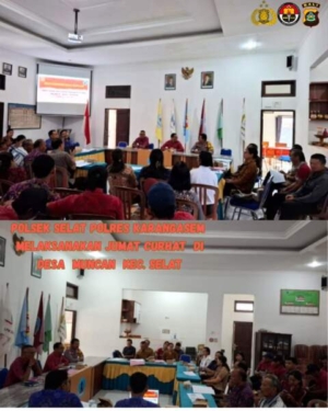 Kapolsek Selat melaksanakan giat Jumat Curhat sambangi  Masyarakat Desa Muncan.