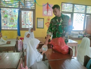 Koramil Rasanae Dampingi Pembagian 3.168 Paket Makan Bergizi di Kelurahan Kolo