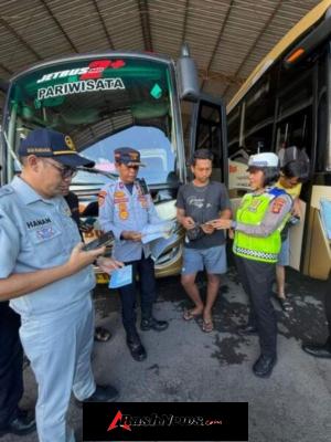 Sat Lantas Polresta Denpasar Gelar Ramp Check Bus Antar Provinsi Jelang Idul Fitri