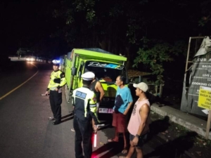 Atensi Para Sopir Truk, Satlantas Polres Karangasem Himbau Tidak Parkir di Bahu Jalan