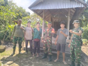 Manunggal Dengan Rakyat, Koramil Banjarangkan  Bantu Warga Buat Anak Tangga Bale Dangin.