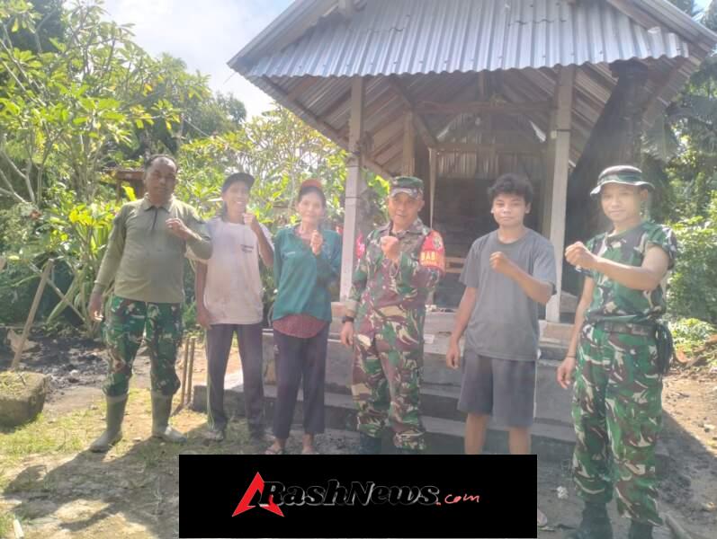 Manunggal Dengan Rakyat, Koramil Banjarangkan Bantu Warga Buat Anak Tangga Bale Dangin.