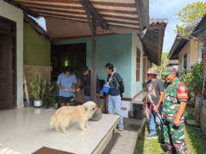 Cegah Rabies Sejak Dini, Babinsa Sayan Bersama Tim Vaksinator Turun ke Banjar-Banjar