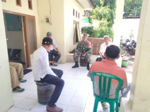 Komsos Babinsa Woha Dorong Penyelesaian Konflik Secara Kekeluargaan di Desa
