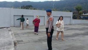 ATENSI GIAT PARA PENGUNJUNG DI DERMAGA KEDISAN